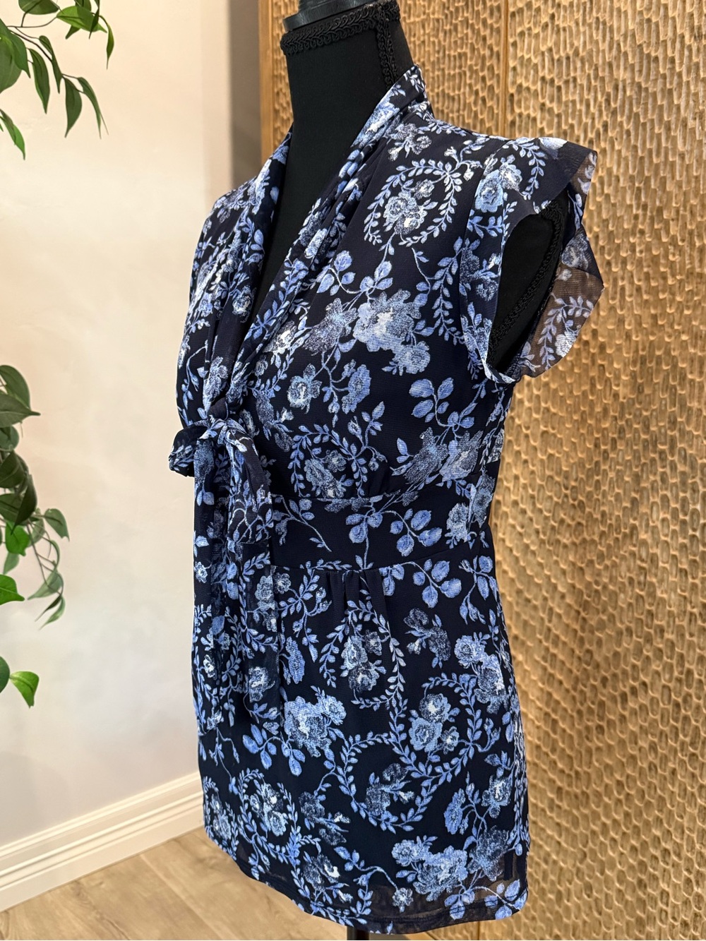New York & Company Navy Blue Floral Tie-Neck Cap Sleeve Blouse Medium - Picture 6 of 8